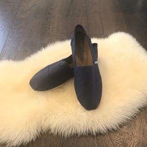 Toms slip on